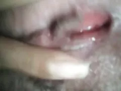 Mi esposa me envió un video de su jugando con su coño