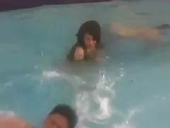 Videos xxx putas xxx desi girl por sus colegas en la piscina.