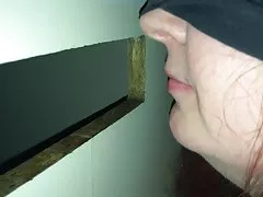 Esposa señoras cojidas por el culo chupa martillo consigue tetas aspirado y cum facial en gloryhole