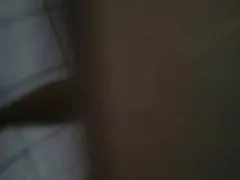 Adolescente muy zorras xxx atrapada masturbandose en la cabina de la piscina
