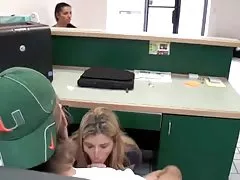 No peliculas poros hijo aspirado seco debajo de su escritorio de trabajo