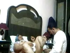 Mujer mujeres árabe hambrienta. amateur