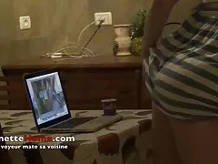 Corridas en el culo caché con la cámara de voyeur delante de mi cocina en francés