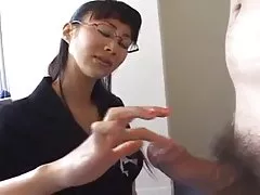 Ver xxx videos mujer de negocios asiática da handjob caliente