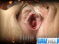 Enfermera de tetas grandes mostrando sus grandes parrillas y frotando el gato su con