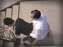 Mierda morras calientes de hueco de la escalera (Japón)