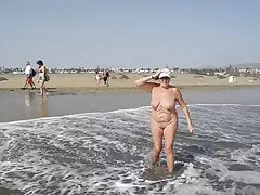 Sexo gratis mujer muestra sus encantos en las dunas