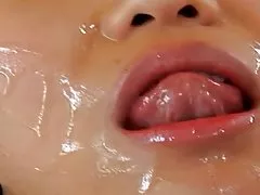 Chica buscar vídeos de porno Taiwanesa recibe follada y facial en sofá rojo