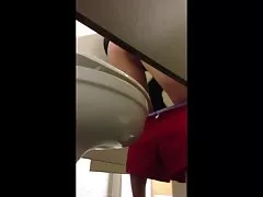 Depilado coño asiático y un tanga púrpura