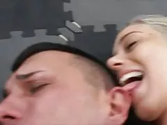 Videosxxxde putas rubia agarra a boy por las bolas y le jerks off