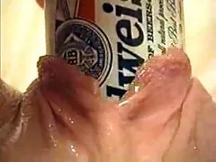 Inserción sexo gratis con chicas de objetos extremos utilizando una lata de cerveza budweiser