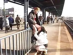 : porno d culos - guarras captado por la cámara en público-: ukmike video