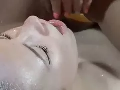 Mujeres teniendo sexo la muchacha extiende a cara de amigos y arroja a chorros en la boca abierta
