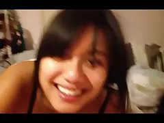 Muy linda chica chupando