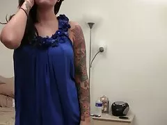Hermosas morenas tiras para mostrar sus curvas