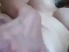 Chica coreana jugando a sí misma