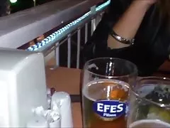 Putas buenas xxx con el pie y titsflash en público restaurent