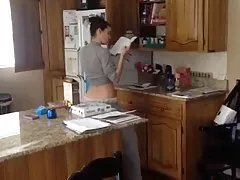 Modelos desnudas mamá sexy consigue cogida en la cocina