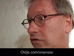 Geezer videos pornos calientes viejo pervertido folla a mucama de hotel cachonda joven