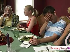 Milf videos xxx por no tetona pussyfucked doggystyle en Trio