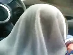 Mamada muy putas gratis de bufanda de hijab chica malaya dentro de un auto